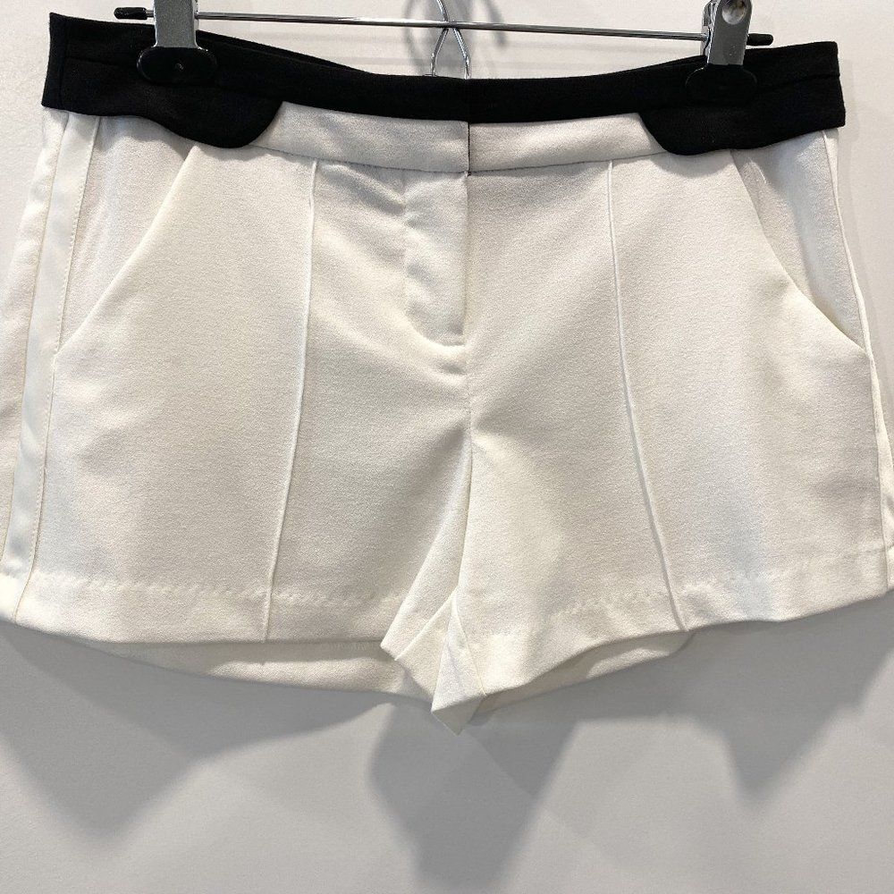 XOXO Dressy White Short Shorts Black Scalloped Waistband Sz 5/6 Retro Chic